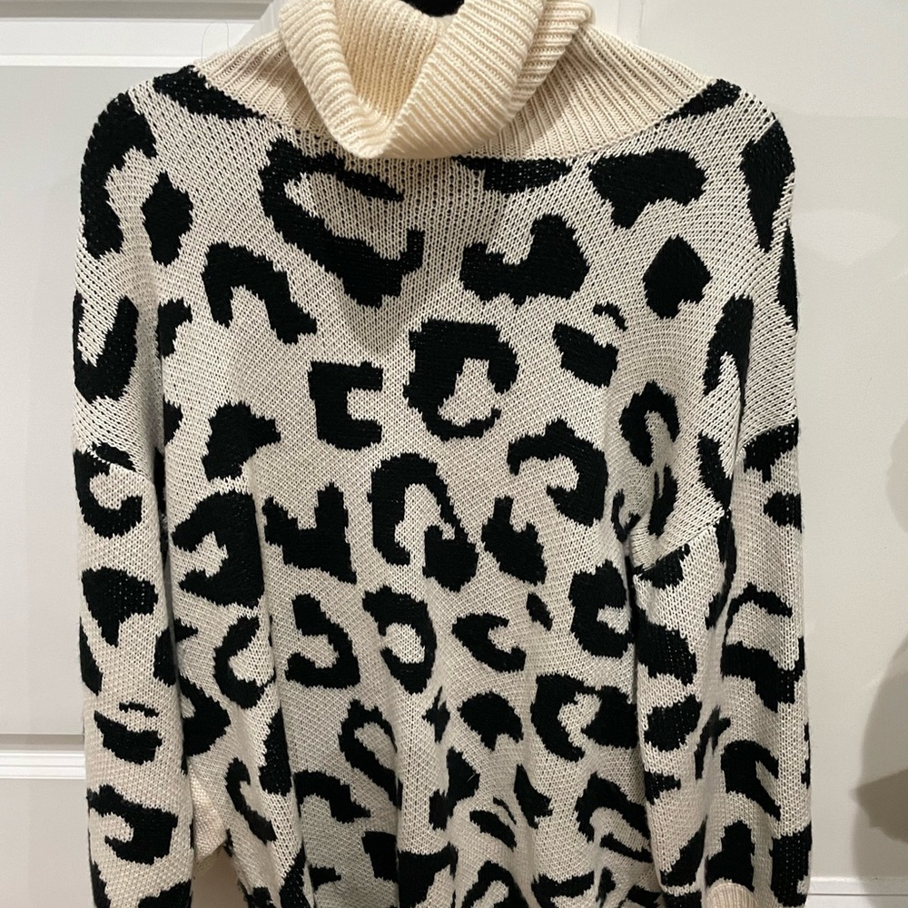 Vici black and cream long turtleneck sweater! ❤️